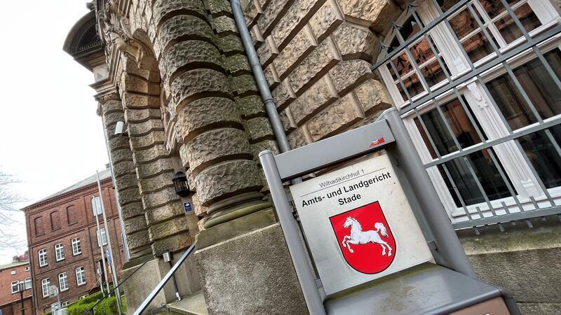 Clan-Streit: Verteidiger bezeichnen Zeugen im Mordprozess als Lügner Blick auf das Stader Landgericht.