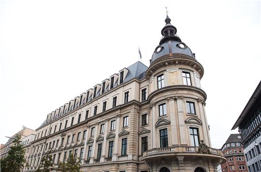 Blick auf das Stadthaus, das ehemalige Hamburger Polizeipräsidium. Foto: Daniel Bockwoldt/dpa