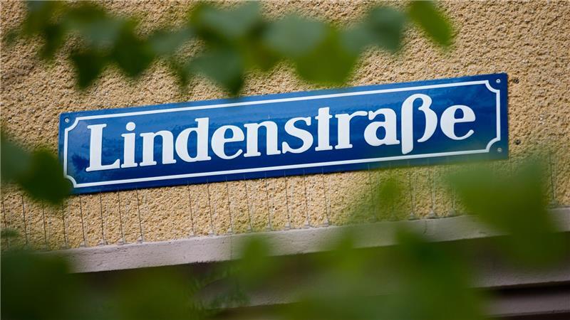 Blick auf das Straßenschild „Lindenstraße“.