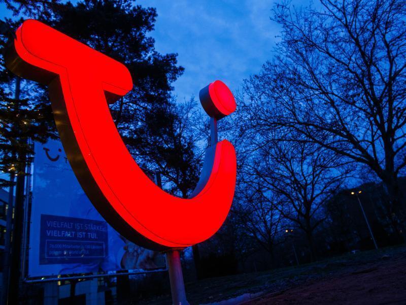 Tui sieht sich auf Kurs Blick auf das TUI-Logo vor der Firmenzentrale. Foto: picture alliance/Philipp von Ditfurth/dpa/Archivbild