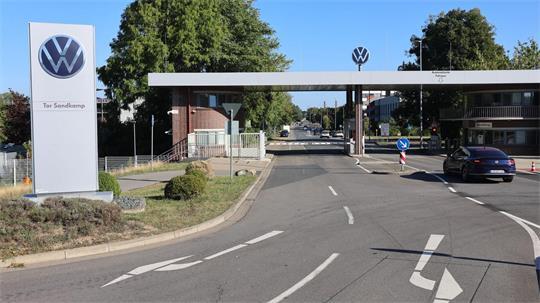Blick auf das Tor Sandkamp am Volkswagenwerk - Wohin geht es für Volkswagen? 