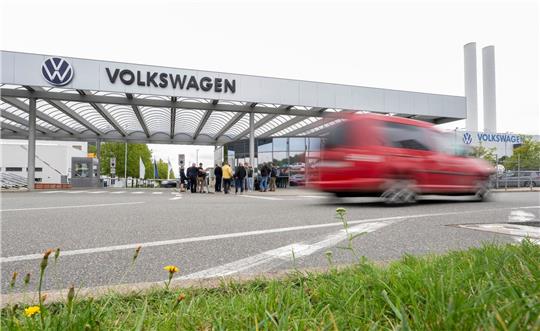 Blick auf das Tor von Volkswagen Sachsen am Standort Zwickau.
