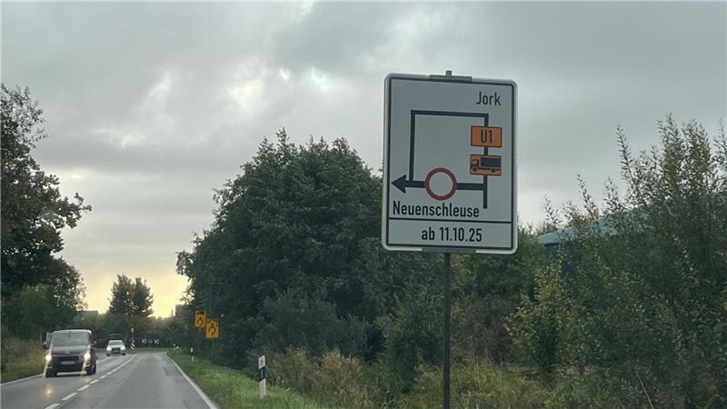 Schlechte Nachrichten für Pendler: Ortsdurchfahrt Cranz ein halbes Jahr gesperrt Blick auf das Umleitungsschild für die Vollsperrung der Yachthafenstraße (K38) zwischen Westerjork (Kreisel) und Neuenschleuse. Die Tiefbauer legen am 13. Oktober mit der Arbeit an Glasfaser- und Stromnetz los.