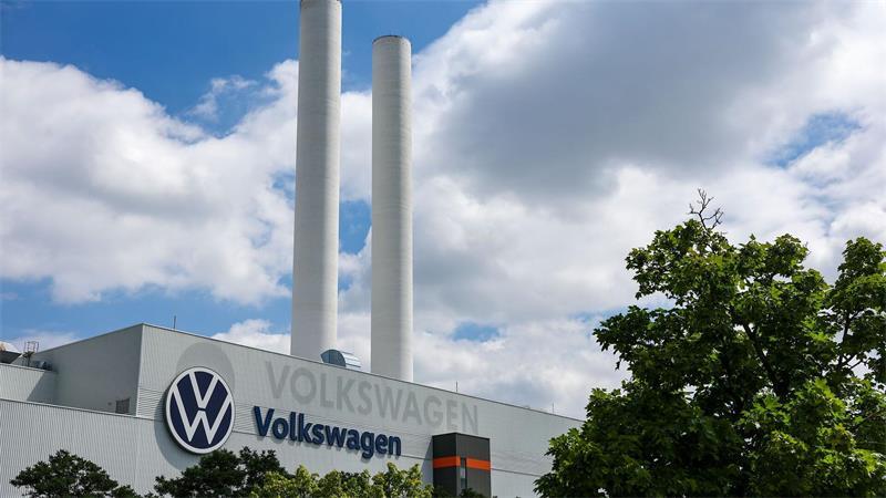 Experte zu bedrohten VW-Werken: „Wettrennen ums Überleben“ Blick auf das VW-Werk in Zwickau. Es ist Vorreiter der E-Mobilität bei Volkswagen. Doch seine Zukunft ist ebenso wie die der Standorte Emden, Hannover und Neckarsulm ungewiss. (Archivbild)