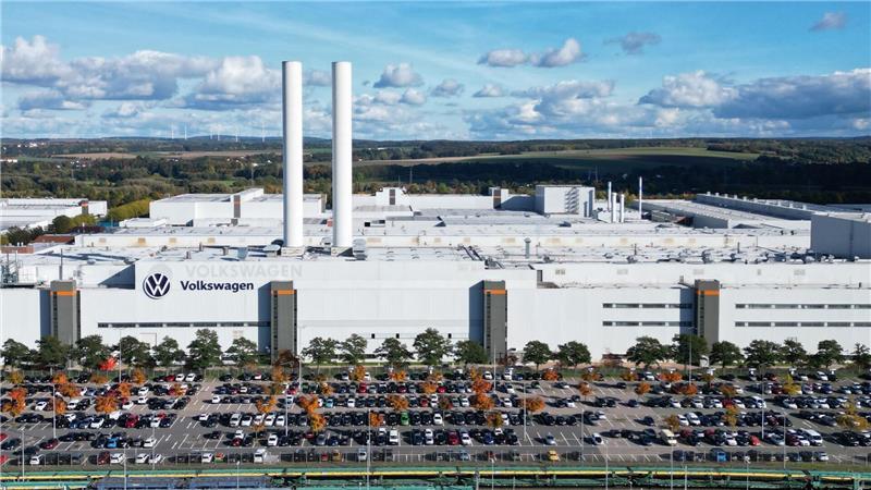 Blick auf das Volkswagen-Werk in Zwickau. 1990 wurde hier der Grundstein für den Aufbau einer neuen Autofabrik gelegt. Die Autoproduktion sichert bisher Zehntausende Arbeitsplätze in der Region. (Archivbild)