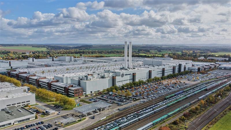 Blick auf das Volkswagen-Werk in Zwickau. Dort werden künftig nicht nur Autos gebaut, sondern Altfahrzeuge auch im Zwei-Schicht-Betrieb zerlegt. (Archivbild)