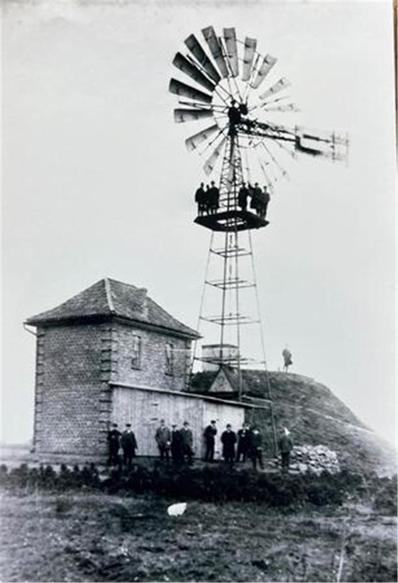 Sanierungsfall: Wasserwerk am Leineweberstieg in Horneburg vor Abriss Blick auf das Wasserwerk mit Honoratioren am Leineweberstieg 12 im Januar 1925.