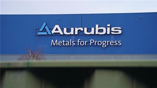 Blick auf das Werksgelände der Aurubis AG in Hamburg.