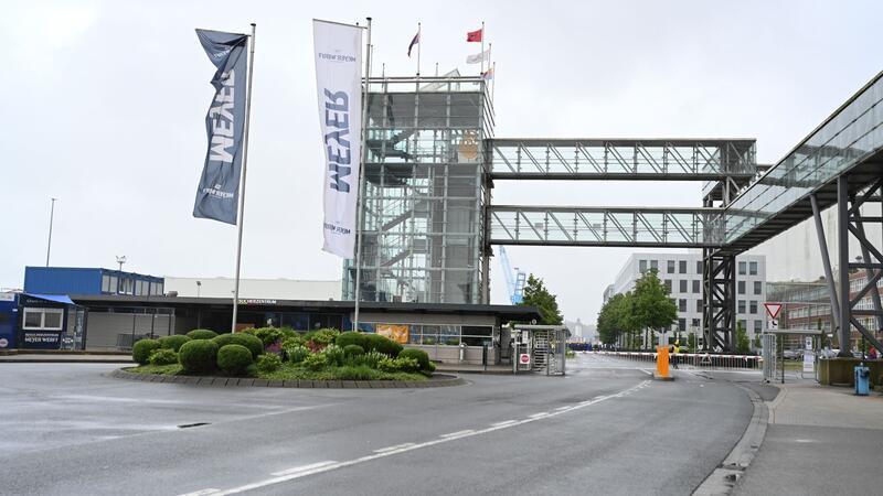 Blick auf das Werkstor der Meyer Werft.