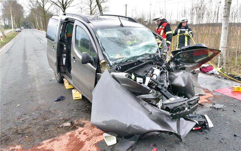 59-Jähriger stirbt nach Unfall Blick auf das Wrack : Der Autofahrer aus Ahlerstedt war nach dem Crash schwer eingeklemmt. Foto Beneke