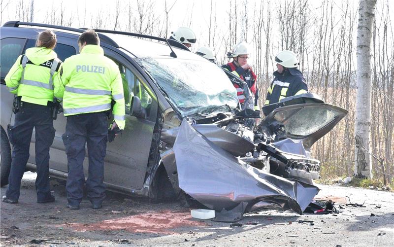 59-Jähriger stirbt nach Unfall Blick auf das Wrack : Der Autofahrer aus Ahlerstedt war nach dem Crash schwer eingeklemmt. Foto Beneke