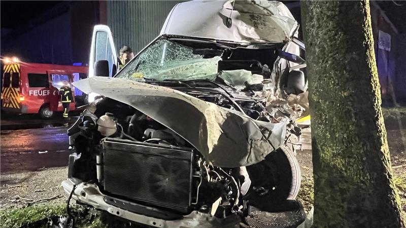 Blick auf das Wrack nach der Rettung des Fahrers.