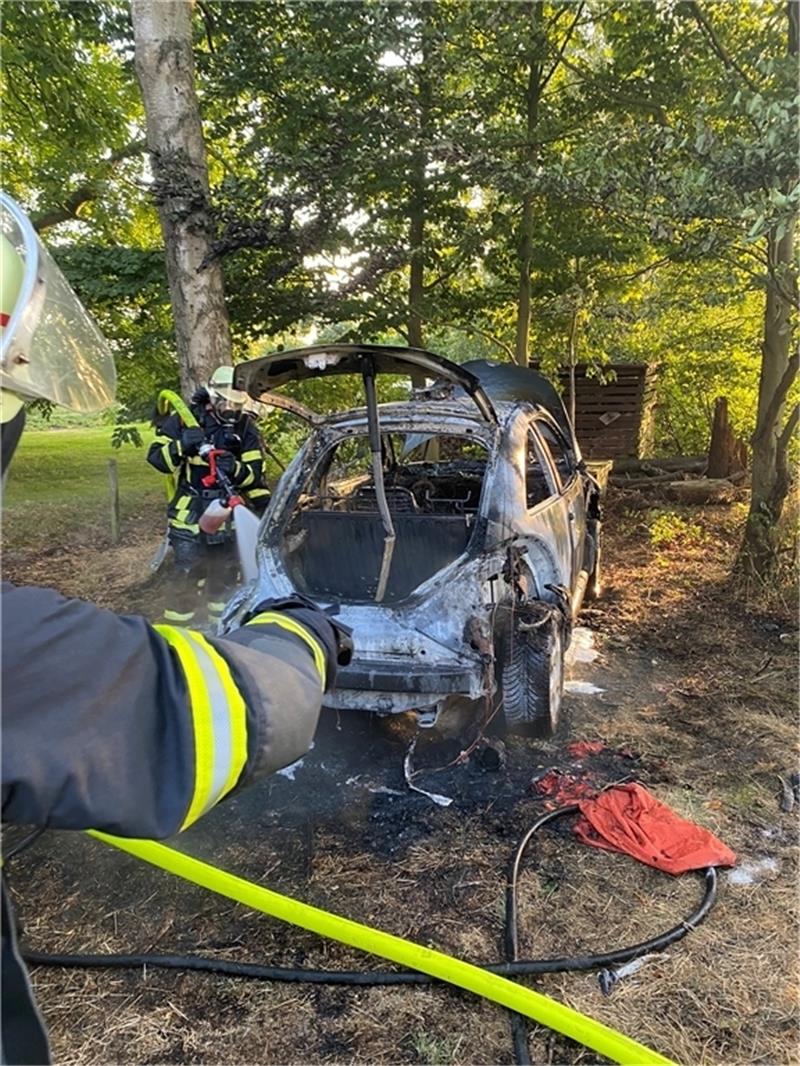 Blick auf das ausgebrannte Axtmann-Auto in Bassenfleth.