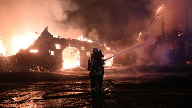 Blick auf das brennende reetgedeckte Haupthaus von 1793. Mehr als 200 Feuerwehrleute waren in der Nacht zu Donnerstag in Dollern im Einsatz.