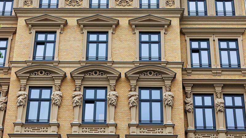Blick auf das denkmalgeschützte Wohn- und Geschäftshaus in Hamburg in der Langen Reihe 67 in Hamburg-St. Georg.