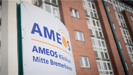 Blick auf das ehemalige Ameos-Klinikum Mitte in Bremerhaven: Der Krankenhausträger hat der Bremerhavener Tafel angeboten, die dortigen Küchenräume zu nutzen.