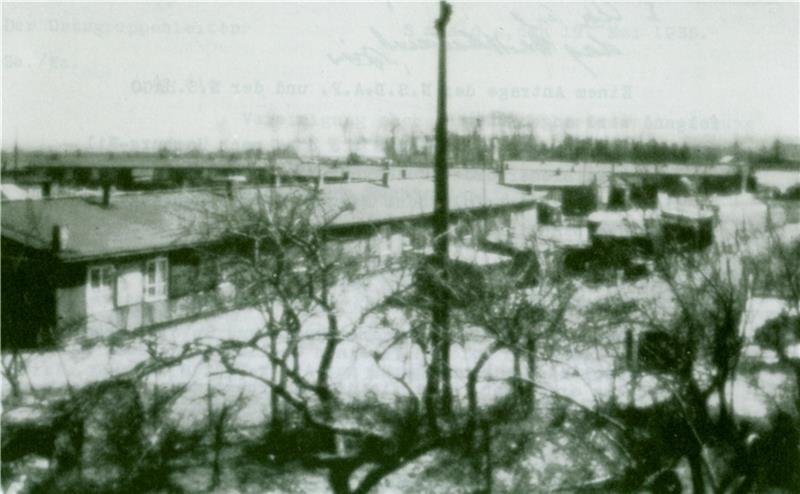 Blick auf das ehemalige KZ-Außenlager Horneburg im Jahr 1952: Die Stacheldrahtzäune und die Wachtürme des Lagers wurden am 21. April 1945 vor der Befreiung durch die Briten von Horneburgern – aus Angst vor den Alliierten – abgerissen; Flüch
