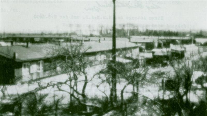 Blick auf das ehemalige KZ-Außenlager Horneburg im Jahr 1952: Die Stacheldrahtzäune und die Wachtürme des Lagers wurden am 21. April 1945 abgerissen; Flüchtlinge lebten nach Kriegsende in den KZ-Baracken.