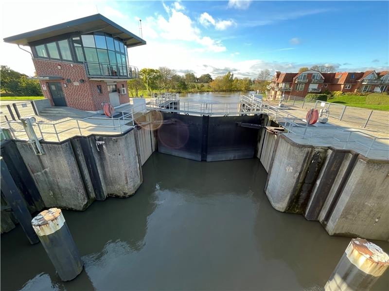 Blick auf das geschlossene Lühe-Sperrwerk in Grünendeich. Foto: Vasel