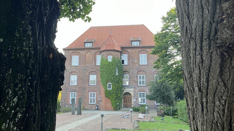 Wie der Gestank am Agathenburger Schloss weichen soll Blick auf das im Jahr 1655 erbaute Schloss Agathenburg.