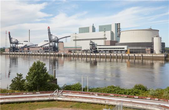Blick auf das stillgelegte Kohlekraftwerk Moorburg an der Süderelbe. Auch nach dem russischen Gas-Lieferstopp zieht der Hamburger Senat eine Wiederinbetriebnahme der Anlage nicht in Erwägung. Foto: Georg Wendt/dpa