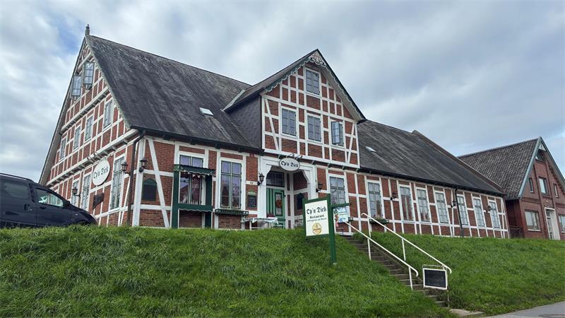 Blick auf das traufenständige Gasthaus Op'n Diek an der Dorfstraße 128 in Mittelnkirchen.