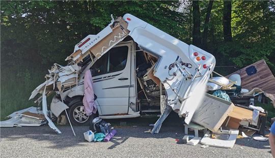 Blick auf das völlig zerstörte Wohnmobil. Ein Lkw-Fahrer hat am Samstag auf der A1 im Bereich Rosengarten/Hittfeld ein Stauende übersehen. Fotos: Polizei
