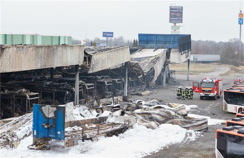 Blick auf das von einem Brand zerstörte Gelände der Firma alga Nutzfahrzeug- und Baumaschinen GmbH. Bei einem Großbrand in Sittensen im Landkreis Rotenburg ist in der Nacht zu Sonntag ein erheblicher Sachschaden entstanden. Foto: Georg Wendt/dpa