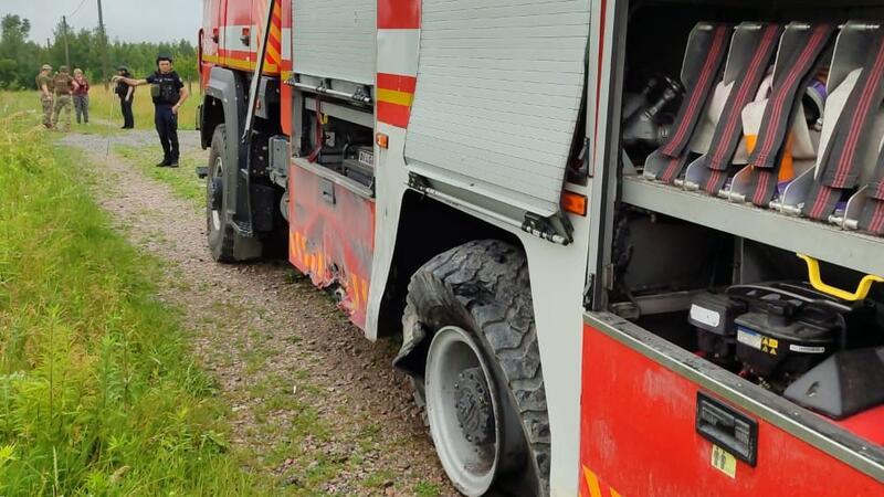 Blick auf das zerstörte Feuerwehrfahrzeug.