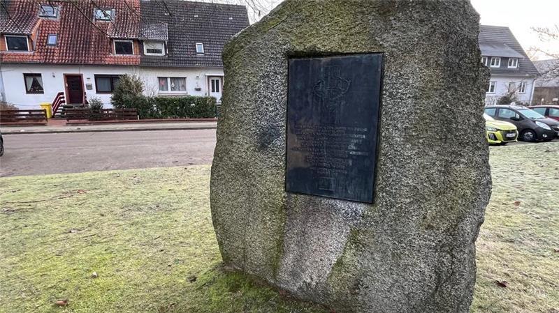Tod im Horneburger KZ: Gisela Gruber starb mit nur 16 Jahren Blick auf den 1997 errichteten Gedenkstein am Ort des Frauenaußenlagers des KZ Neuengamme in Horneburg.