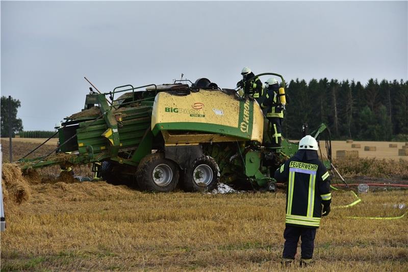Blick auf den Acker bei Beckdorf : Trotz des schnellen Eingreifens der Feuerwehr war die Ballenpresse nicht mehr zu retten. Foto: Beneke