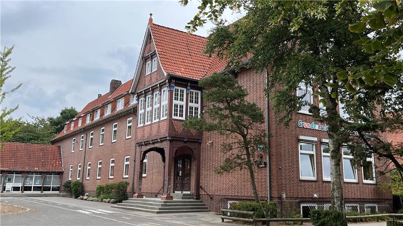 Neues Wohngebiet in Jork: Warum es plötzlich wieder freie Bauplätze gibt Blick auf den Altbau der Grundschule Jork am Westerminnerweg.