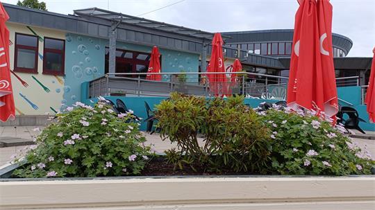 Blick auf den Außen-Bistrobereich im Stader Freibad am Exerzierplatz. (Archiv)