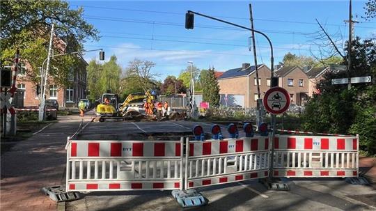 Blick auf den Bahnübergang Issendorfer Straße, das Foto zeigt Bauarbeiten im April diesen Jahres.