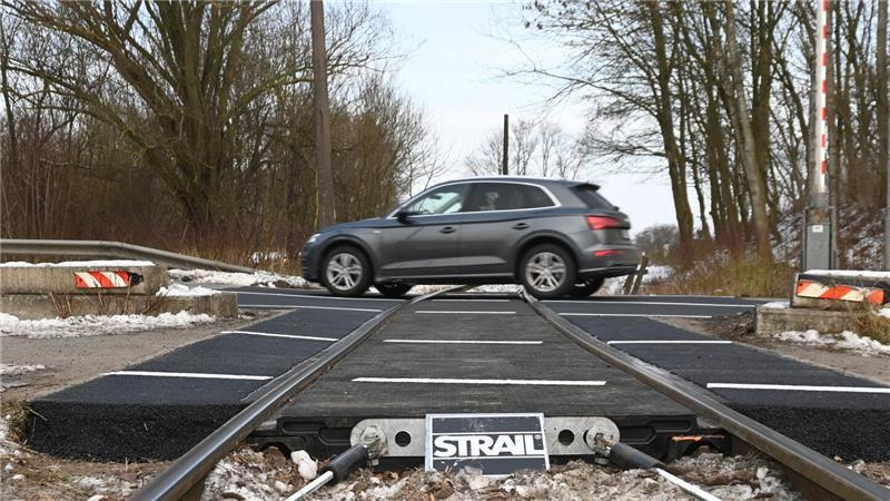 Blick auf den Bahnübergang auf der L111 in Stade nach den Baumaßnahmen.