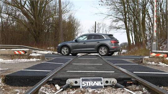 Blick auf den Bahnübergang auf der L111 in Stade nach den Baumaßnahmen.