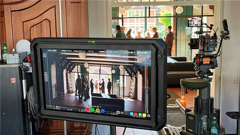 Blick auf den Bildschirm bei den Dreharbeiten für die ZDF-Herzkino-Reihe „Neuer Wind im Alten Land“ im Rathaus in Jork.