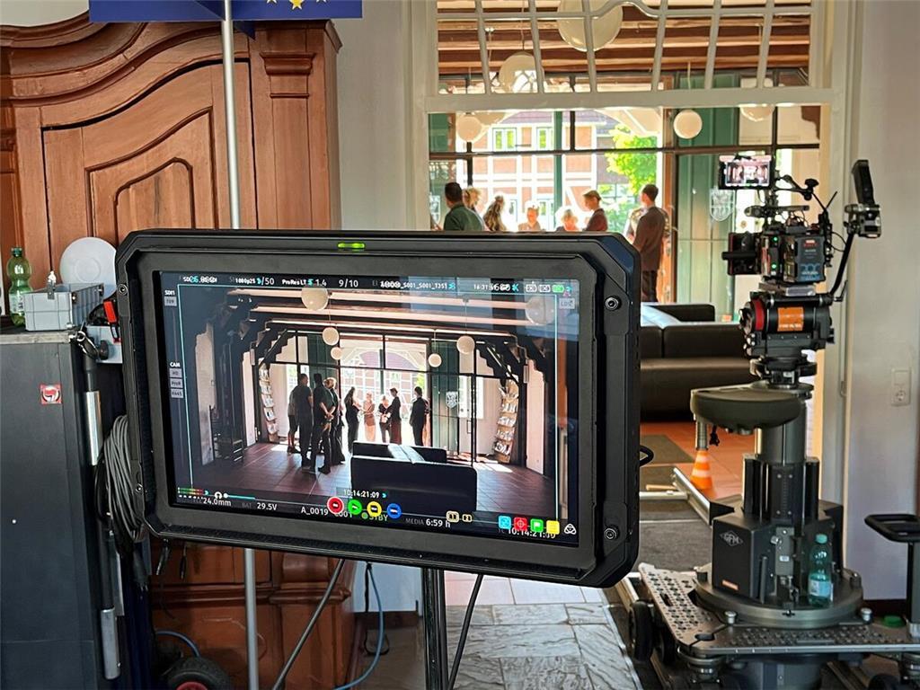 Blick auf den Bildschirm bei den Dreharbeiten für die ZDF-Herzkino-Reihe „Neuer ...