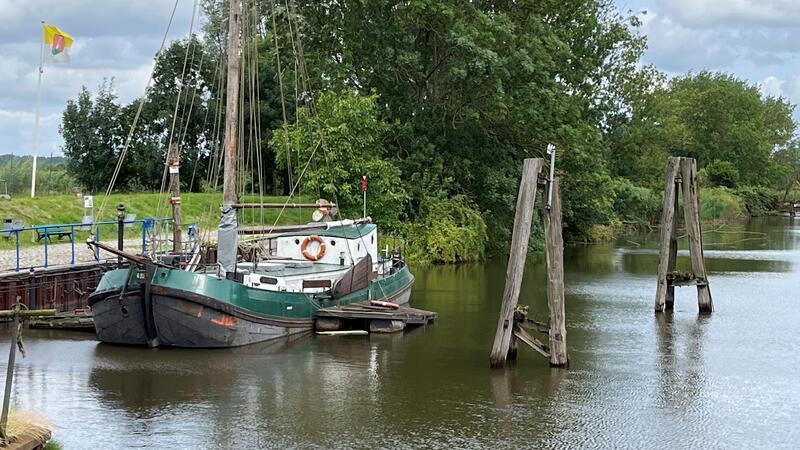 Blick auf den Borsteler Hafen mit der Tjalk Annemarie - ein bereits gesetzter Baustein des Dorfentwicklungsplans.