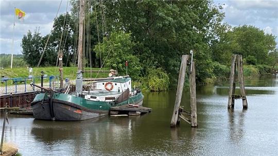 Blick auf den Borsteler Hafen mit der Tjalk Annemarie - ein bereits gesetzter Baustein des Dorfentwicklungsplans.