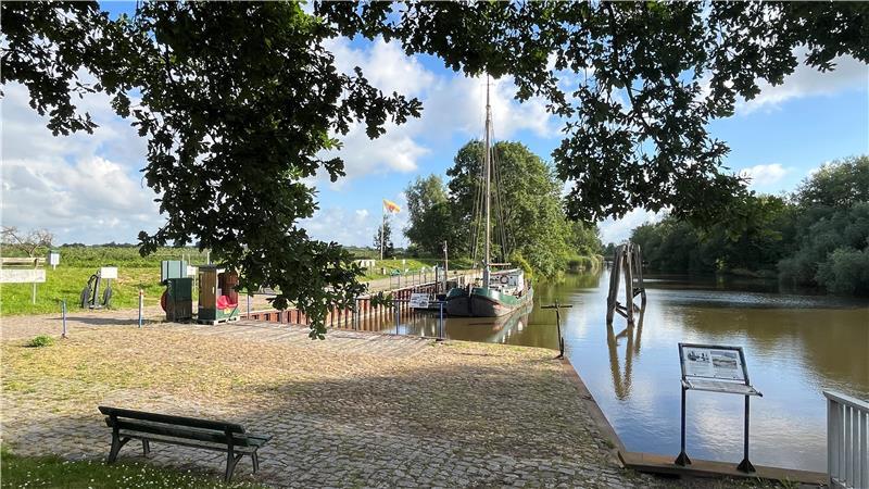 Blick auf den Borsteler Hafen mit der Tjalk Annemarie und den alten Dalben.
