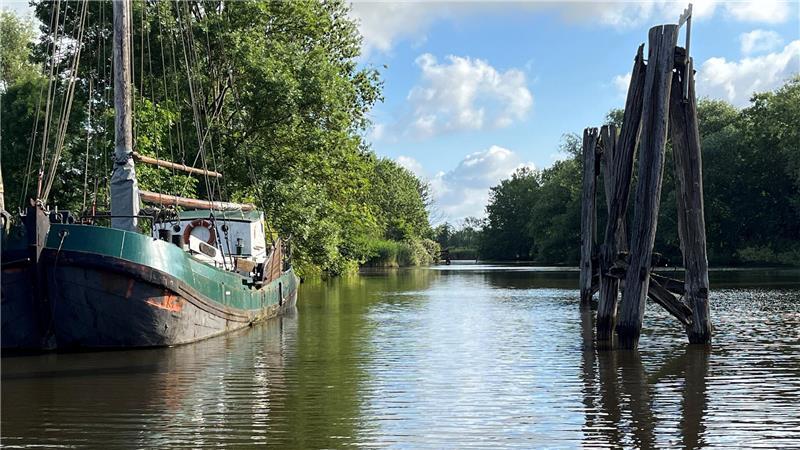 Von der Mosterei bis zum Museum: Jorker Rat segnet Zukunftsplan ab Blick auf den Borsteler Hafen und die Tjalk Annemarie. Diese wurde im Jahr 1925 für Obsttransporte gebaut.