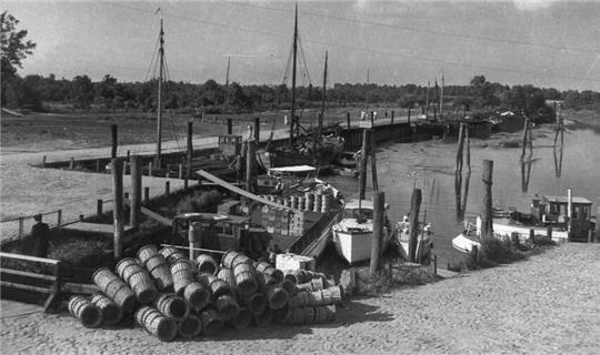Blick auf den Borsteler Hafen vor der verheerenden Sturmflut von 1962. Dieser war bis in die 1950er Jahre ein wichtiger Umschlagplatz für Altländer Obst.