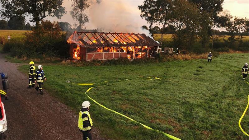 Blick auf den Brandort kurz nach dem Eintreffen der Feuerwehren.