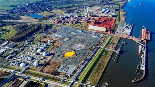 Blick auf den Chemie-Park mit dem Stader Seehafen: Links die Baustelle für das LNG-Terminal, darüber die Flächen der AOS.