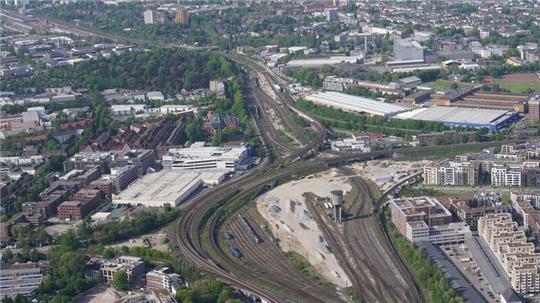 Blick auf den Diebsteich (oben) und die neue Mitte Altona.