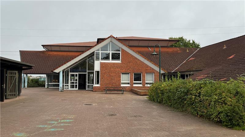 Blick auf den Eingang der Appelsnut Grundschool in Hollern. Jetzt soll auch der Anbau (rechts) durch einen Neubau ersetzt werden.