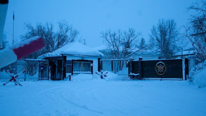 Nawalny bezahlt Kampf gegen Putin mit Leben Blick auf den Eingang der Gefängniskolonie in dem Ort Charp in der Region Jamal, etwa 1.900 Kilometer nordöstlich von Moskau.