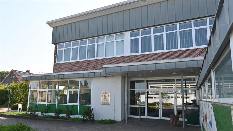 Ganztag: Gemeinde investiert zwei Millionen Euro in Grundschule An der Este Blick auf den Eingang der Grundschule An der Este in Königreich.