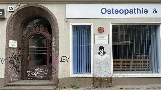 Blick auf den Eingang der Hauptstraße 155 in Schöneberg in Berlin. Hier wohnte, wie auch eine Gedenktafel zeigt, der Popstar David Bowie in den 70er Jahren.